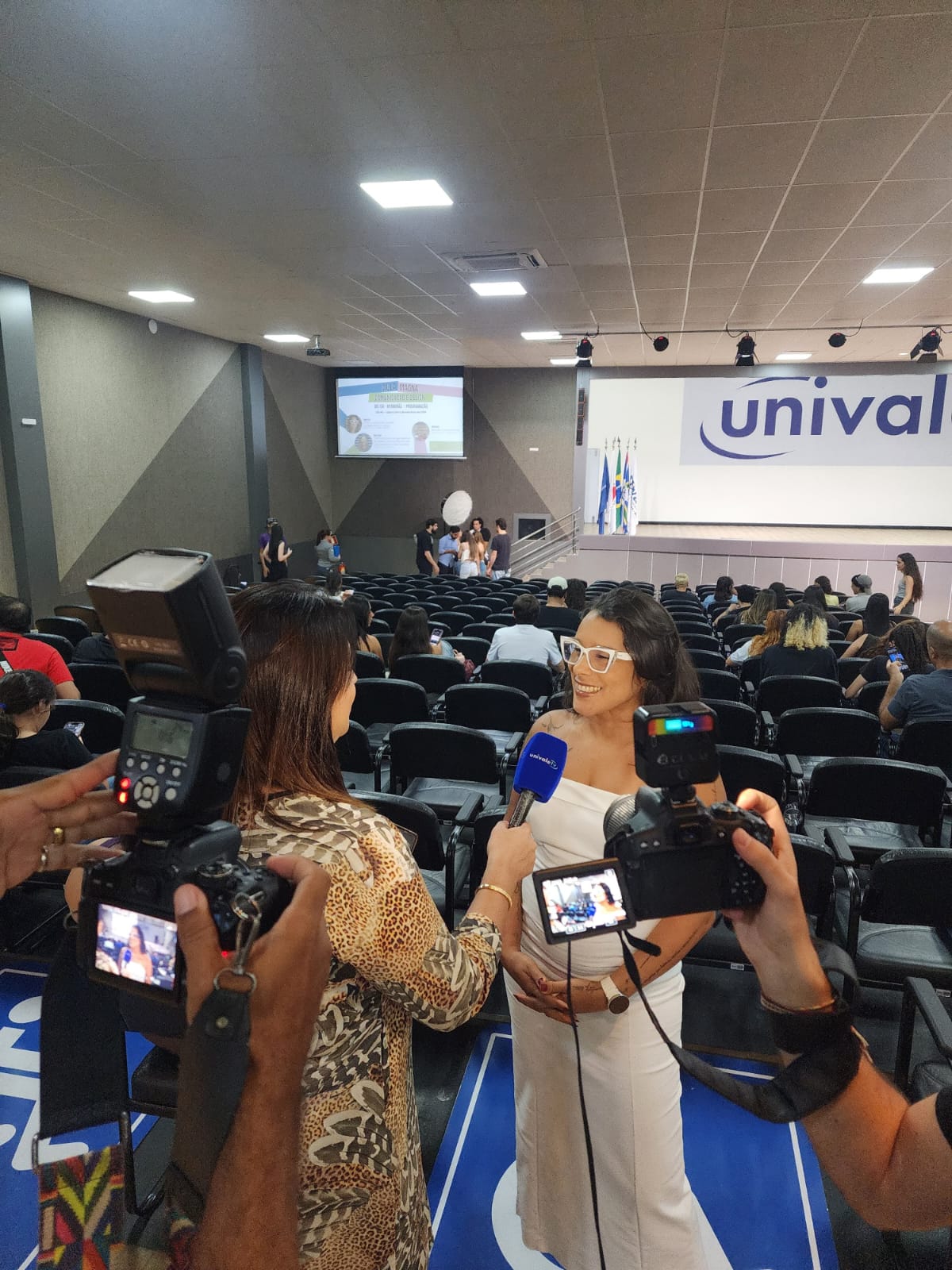 Adeliana Xavier Santos concedendo entrevista em evento