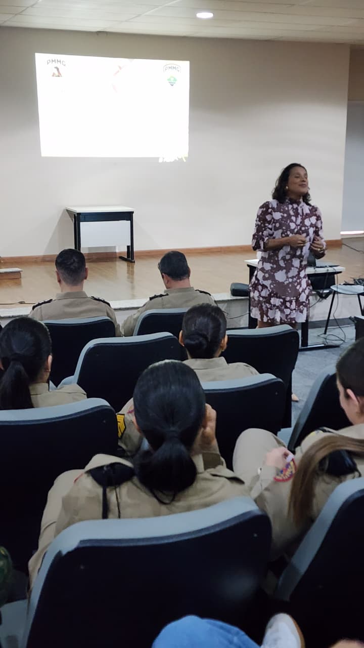 Adeliana conduzindo palestra em auditório